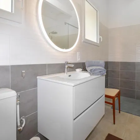2 Bedroom Beautiful In *