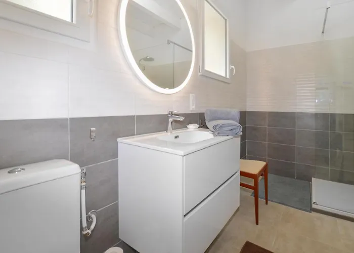 2 Bedroom Stunning In *